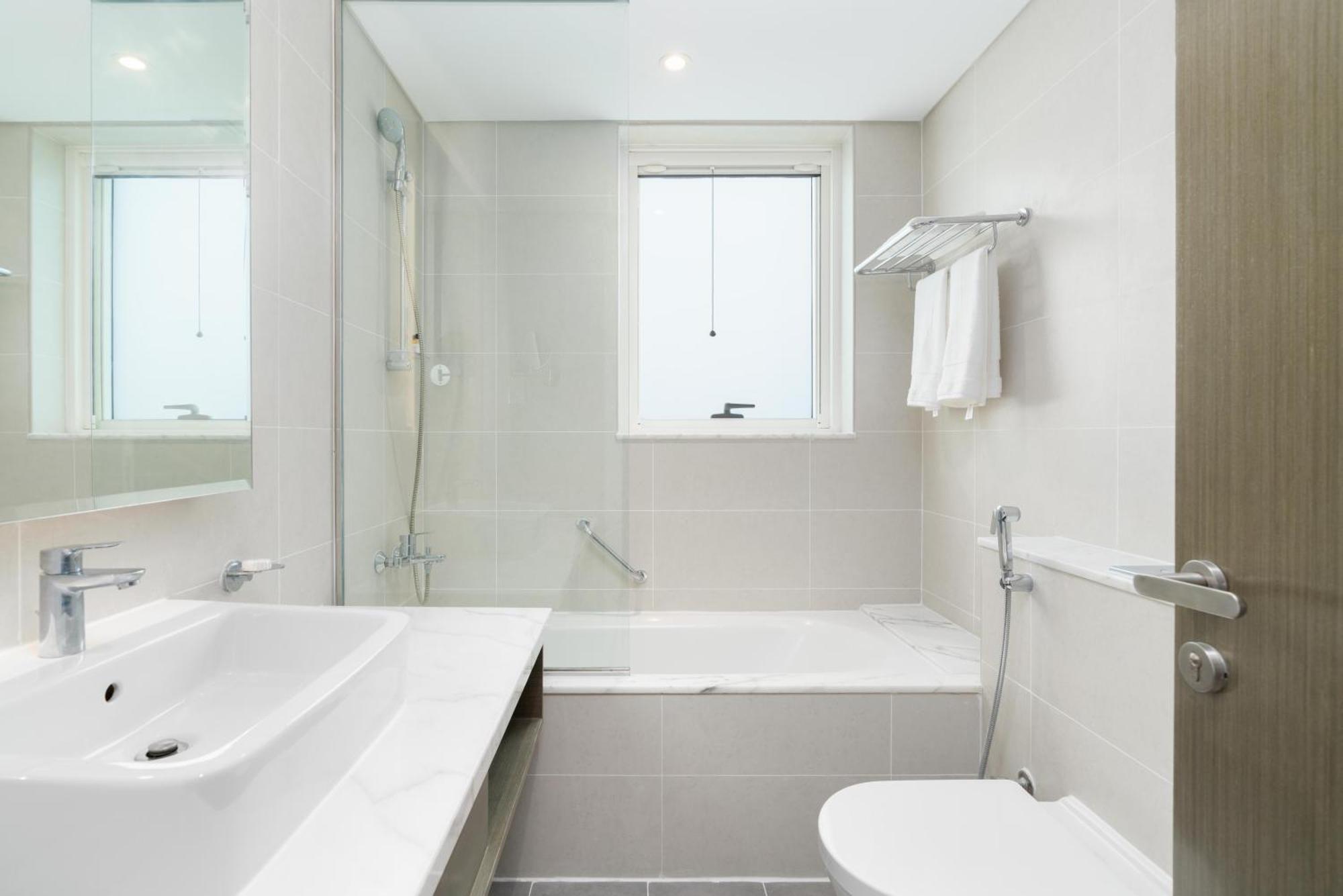 From Rush To Calm -2br Retreat In Damac Prive Dubai